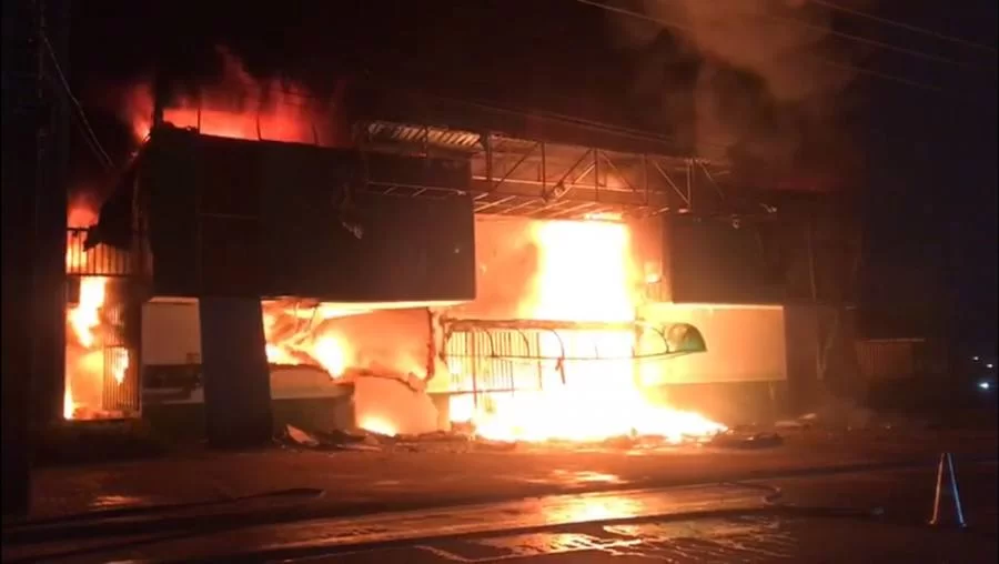 Loja de Peças de trator é tomada pelo fogo nesta madrugada de terça-feira, 19 em Araguaína