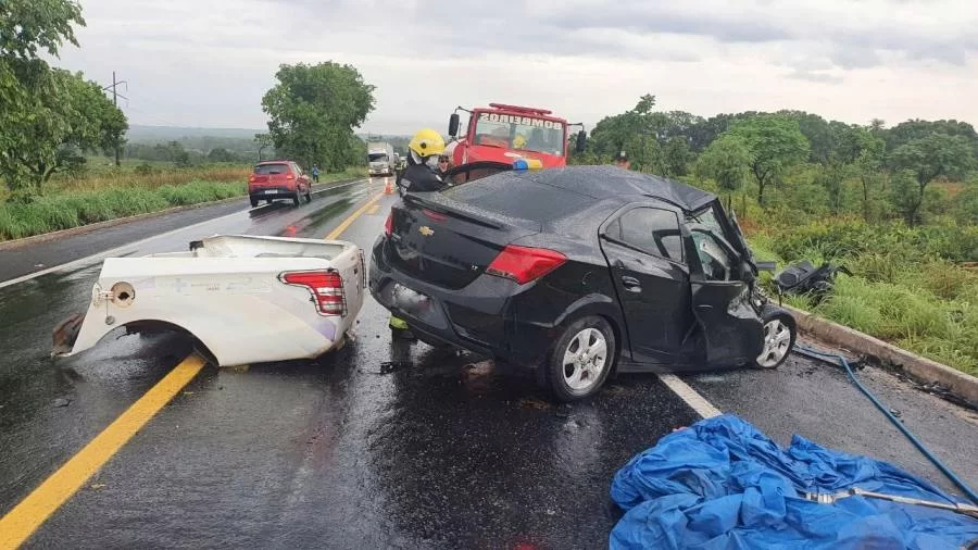 Batida frontal entre veículo da Secretária de Saúde de Bandeirantes e carro de passeio deixa duas vítimas fatais; PRF acompanha a ocorrÃªncia