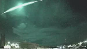 Meteoro do tipo 'Bólido' é flagrado nos céus de Santa Catarina, veja imagens do fenômeno brilhoso