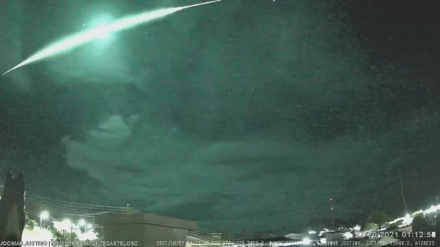 Meteoro do tipo 'Bólido' é flagrado nos céus de Santa Catarina, veja imagens do fenômeno brilhoso