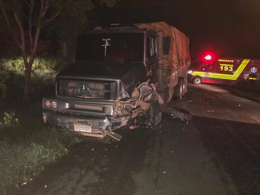 Batida entre carro de passeio e caminhão, deixa vítimas feridas na TO-050, próximo a Porto Nacional