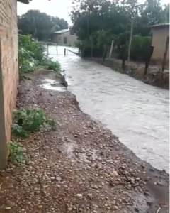 Forte temporal, faz córrego transbordar e invadir casas em Barra do Ouro; Veja os vídeos