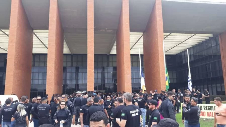 Grupo de policiais penais, realizam protesto em frente ao parlamento tocantinense; Na pauta aprovação de plano de carreiras e estatuto