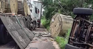 Bombeiros militares atendem vítima de engavetamento entre veículos na BR-153, próximo de Colinas