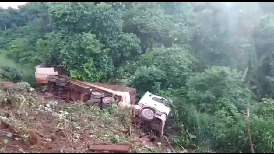 Carreta tomba na zona rural de Colinas e ocupantes precisam ser levados ao hospital após lesões leves