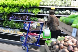 Tempo chuvoso faz preço das hortaliças aumentar nos supermercados