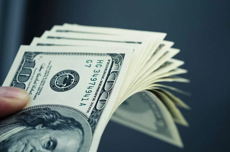 Economia: Dólar volta a operar em alta e chega a R$ 5,63