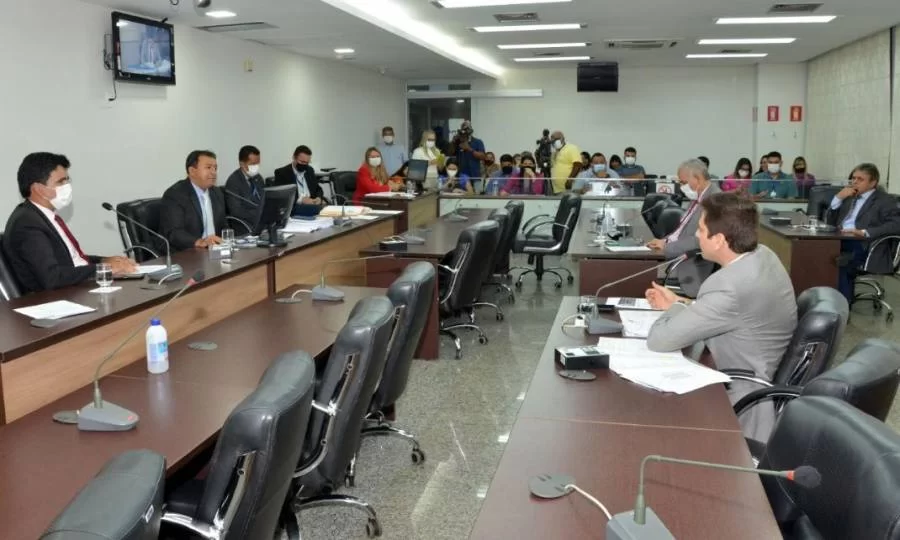 Comissão do impeachment rejeita requerimentos e Elenil diz que cronograma de trabalho só será criado quando "Carlesse for encontrado"