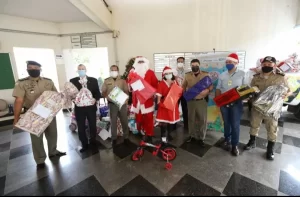 Mais de 300 crianças recebem presentes arrecadados pela PM para a campanha Papai Noel dos Correios