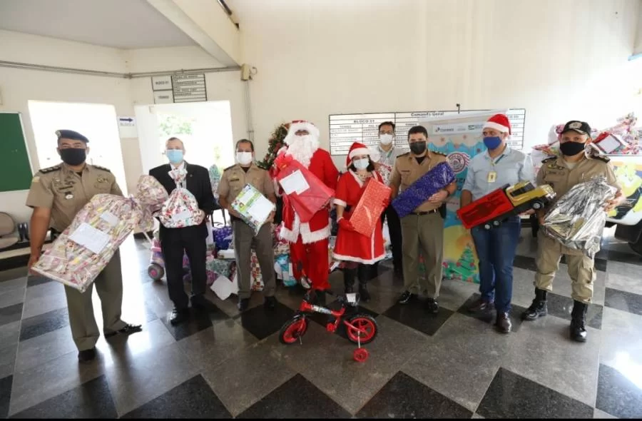 Mais de 300 crianças recebem presentes arrecadados pela PM para a campanha Papai Noel dos Correios