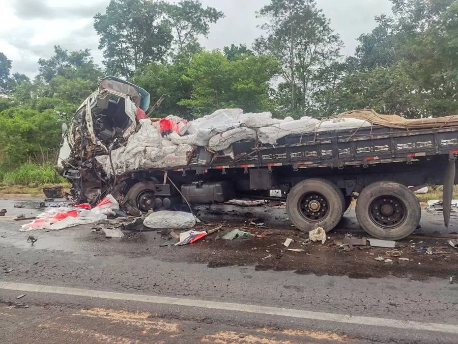 Caminhões batem de frente na BR-153 deixando dois mortos e um ferido