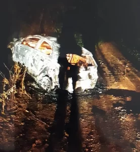 Carro pega fogo e fica totalmente destruído; motorista não foi localizado