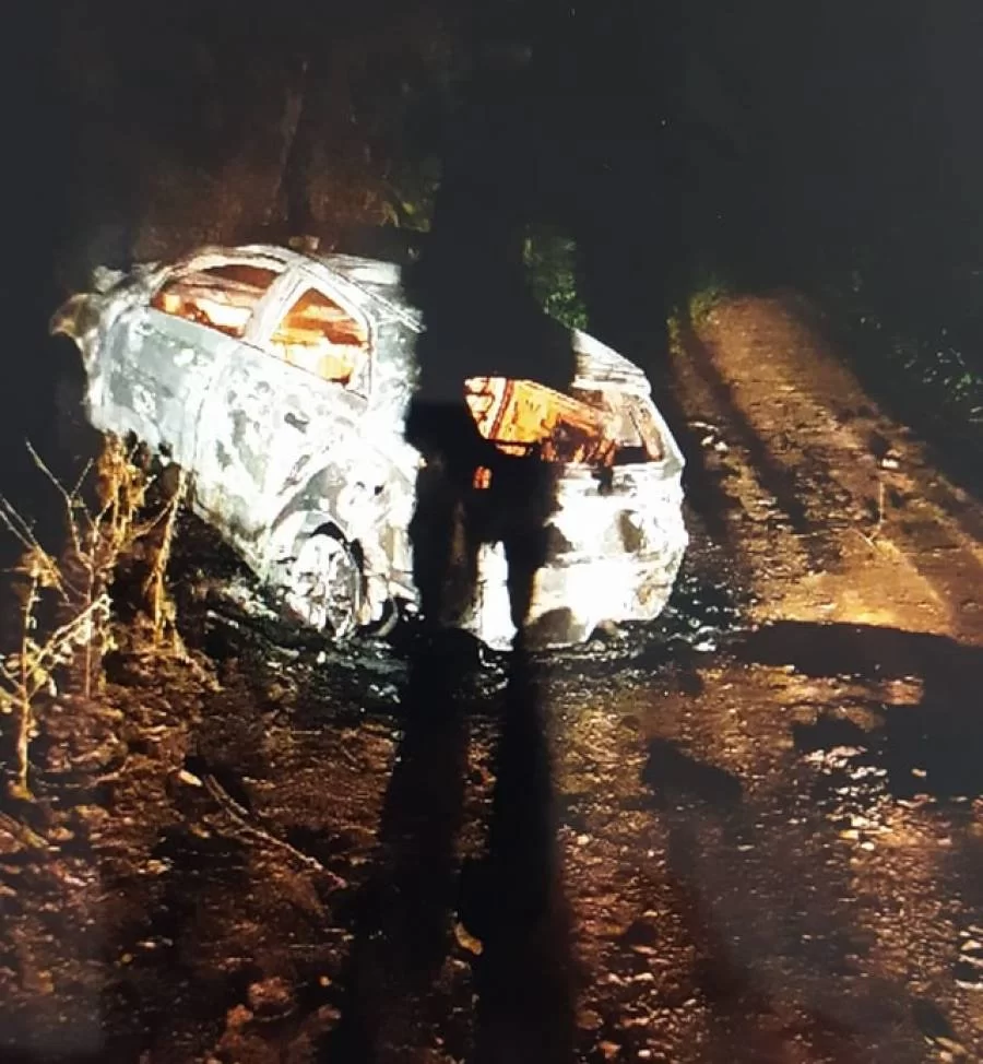 Carro pega fogo e fica totalmente destruído; motorista não foi localizado
