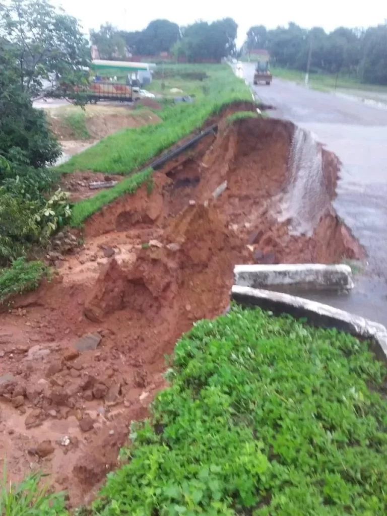 Chuvas em Monte Santo, faz rua inteira ficar alagada e represa abrir vasão para rompimento