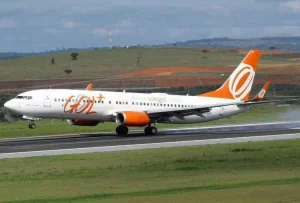 Após Latam cancelar voos por causa de aumento em casos de covid, Gol se pronuncia e afirma não tomar medida semelhante