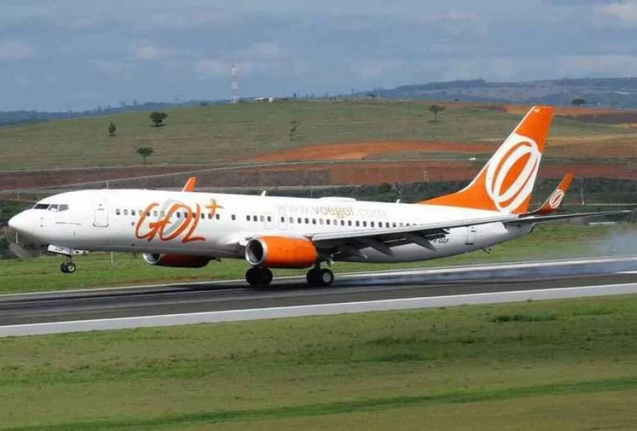 Após Latam cancelar voos por causa de aumento em casos de covid, Gol se pronuncia e afirma não tomar medida semelhante
