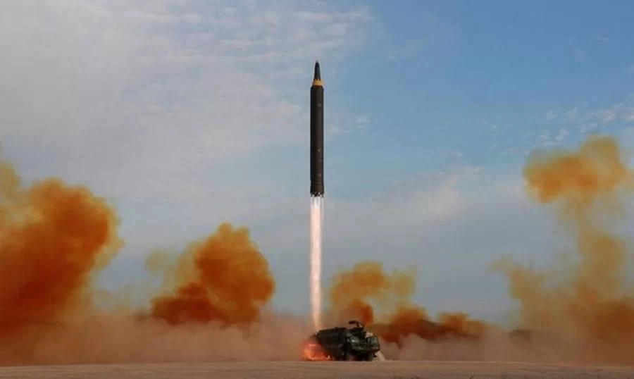 Coreia do Norte lança novo míssil balístico hipersônico contra o mar