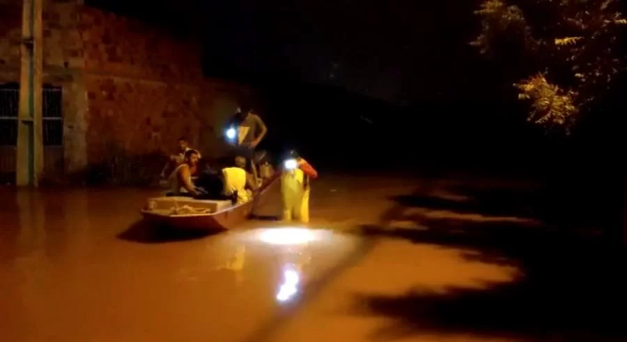 Em São Miguel, Idoso ilhado é resgatado por Bombeiros ; Veja o vídeo do idoso sendo retirado