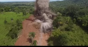 Rocha que obstruía a Rodovia TO-239 entre Presidente Kennedy a Itaporã é detonada