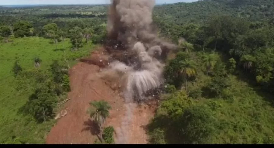 Rocha que obstruía a Rodovia TO-239 entre Presidente Kennedy a Itaporã é detonada