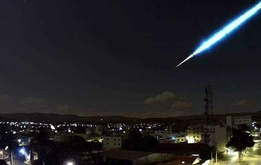 Internautas comentam sobre rocha espacial vista ao cruzar o céu de Minas Gerais