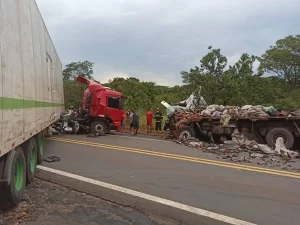 Acidente entre caminhões na BR 153 deixa uma pessoa morta e duas feridas em BrasilÃ¢ndia