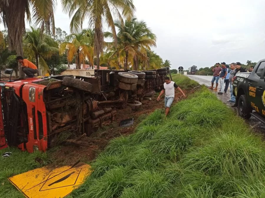 Carreta com soja tomba e motorista sai ileso sem ferimentos; acidente aconteceu em BrasilÃ¢ndia