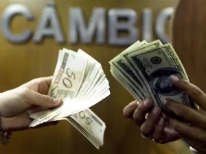 Economia: Dólar sobe com mercado externo, mas continua abaixo de R$ 5,30