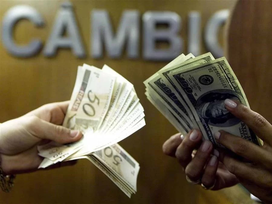 Economia: Dólar sobe com mercado externo, mas continua abaixo de R$ 5,30