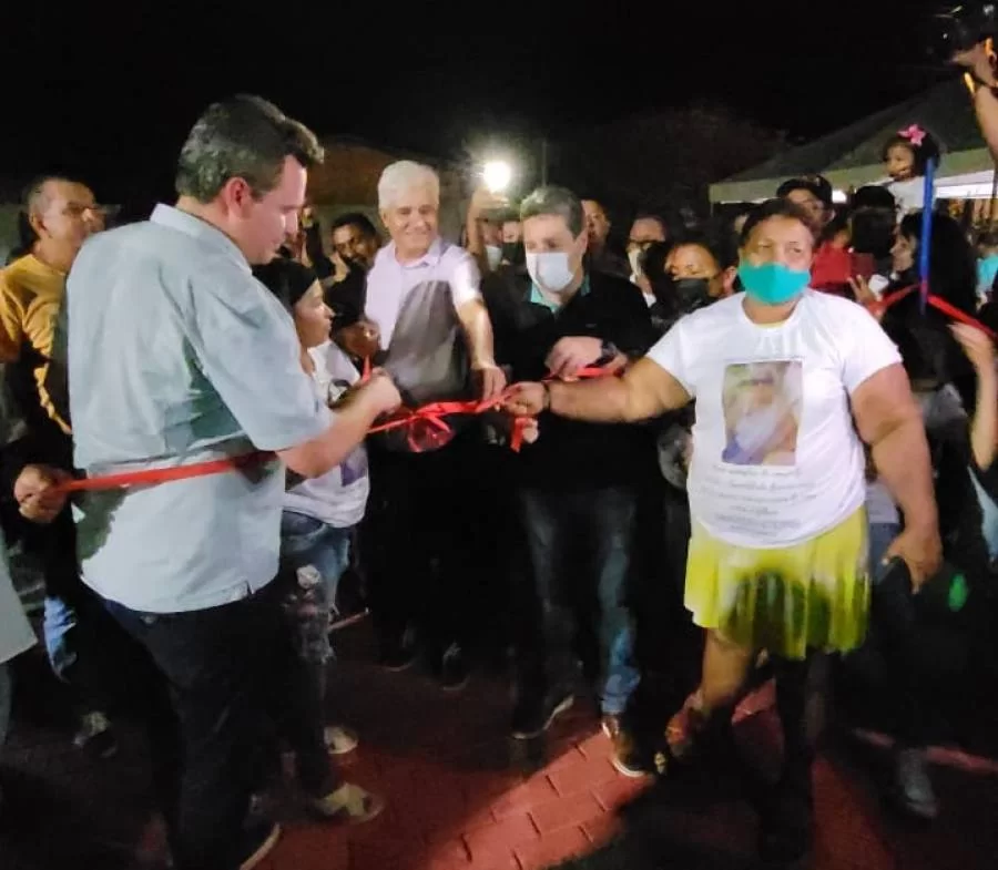 Osires Damaso visita municípios e entrega praça em WanderlÃ¢ndia