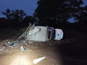 AmbulÃ¢ncia capota durante forte chuva, deixa dois feridos e um terceira vítima vai a óbito