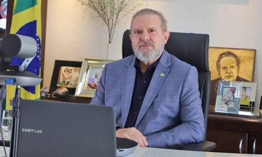 Juvenal Klayber protocola defesa de Mauro Carlesse na Comissão do Impeachment