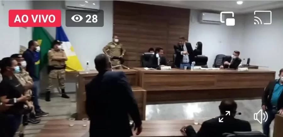 Após tumulto, sessão que votaria reformulação do PCCR do magistério é encerrada sem votação