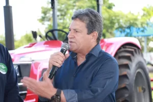 Damaso participa de assinatura de obras em Paraíso e entrega de Tratores em Palmas