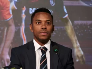 Interpol emite mandado de prisão internacional contra Robinho ex-atacante por estupro