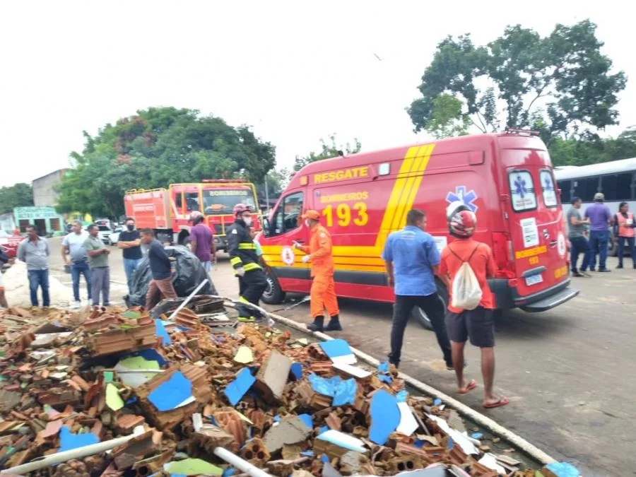 Hotel em obras desaba no centro de Araguatins