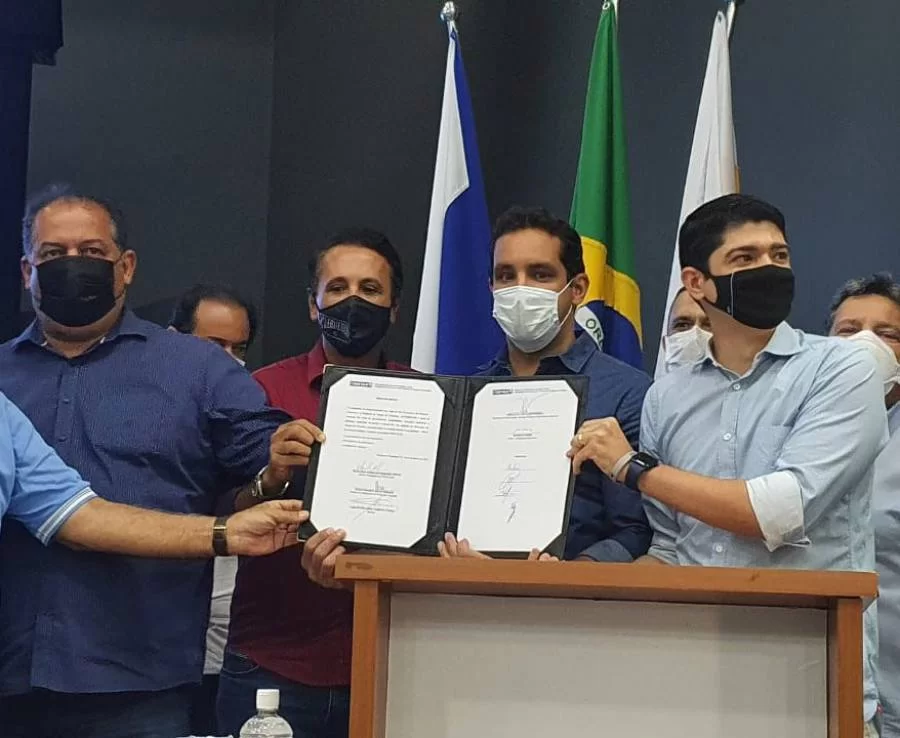 Gaguim compareceu ao evento de assinatura da Ordem de Serviço para obras em cinco quadras de Paraíso