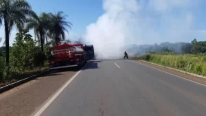 Caminhão fica destruído totalmente após pegar fogo na BR-153 próximo a Guaraí