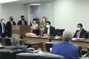 Parecer para abertura de processo de impeachment é aprovado