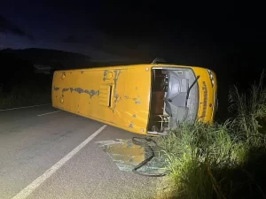 Micro-ônibus com alunos tomba na rodovia TO-222 e deixa duas pessoas feridas próximo a Araguaína