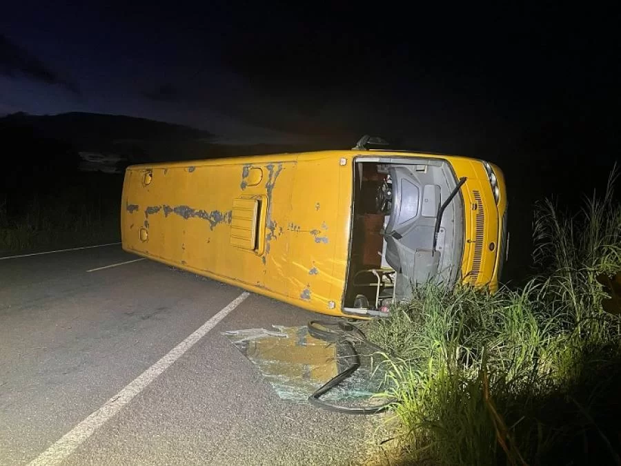 Micro-ônibus com alunos tomba na rodovia TO-222 e deixa duas pessoas feridas próximo a Araguaína