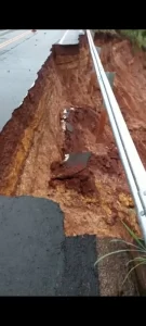 Chuvas causam deslizamento em asfalto novo na TO-255, após Usina Isamu Ikeda, no sudeste do TO