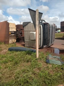 Carreta carregada com soja tomba no perímetro urbano de rodovia em Colinas; Veja o vídeo