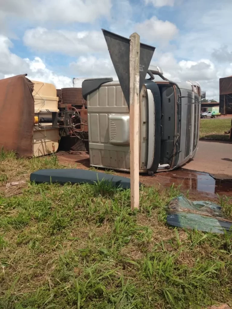 Carreta carregada com soja tomba no perímetro urbano de rodovia em Colinas; Veja o vídeo