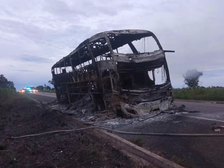 Ãnibus de passageiros fica totalmente destruído após pegar fogo na BR-153 entre Tabocão e Guaraí
