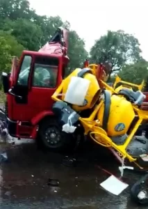 Próximo a BrasilÃ¢ndia dois caminhões colidem e deixam a pista interditada