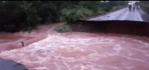 Cratera se abre no meio da pista e enxurrada toma de conta da estrada; confira o vídeo