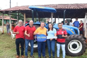 Vilmar entrega trator a agricultores do P.A Osiel, em Cachoeirinha