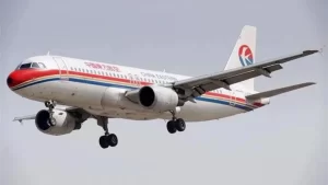 Avião da China com 132 pessoas cai a 9.075 pés de altitude ; não há sinal de sobreviventes