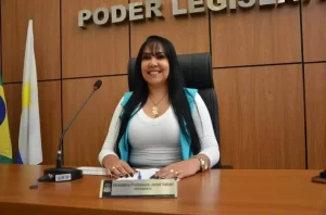 Requerimento da vereadora professora Janad Valcari pede a criação do projeto "Mãe Coruja"